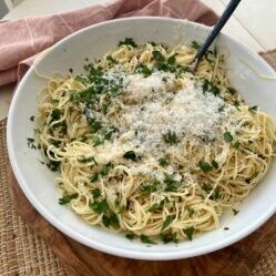 Spaghetti aglio e basilico olio